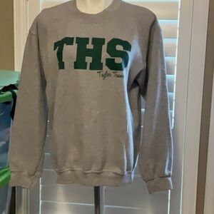 Gildan Gray and Green Sweatshirt Athletic Style
